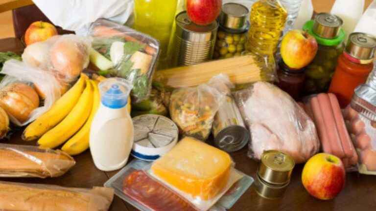 6 ideias eficientes para organizar alimentos sem ter uma despensa