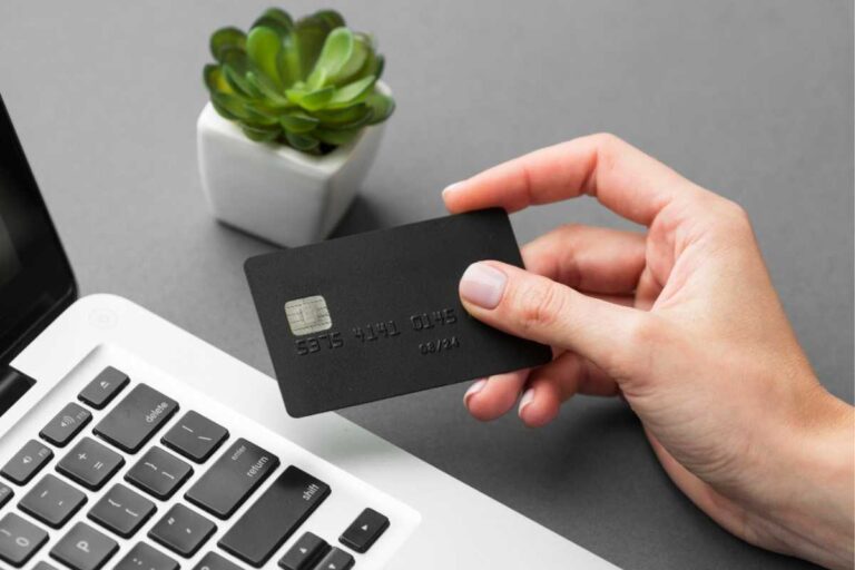 Quanto você economiza por não pagar a anuidade do cartão?
